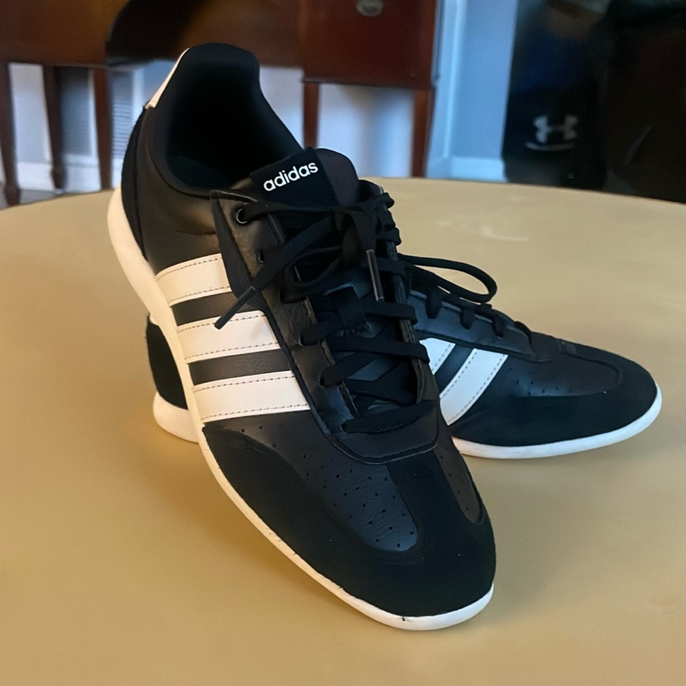 Adidas women’s Barreda sneaker sz 8